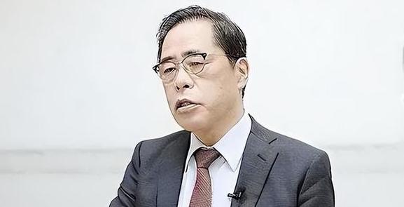 咱说实话，有位日本专家最近说得特实在，别再纠结中国能不能压住日本了，现在最关键的