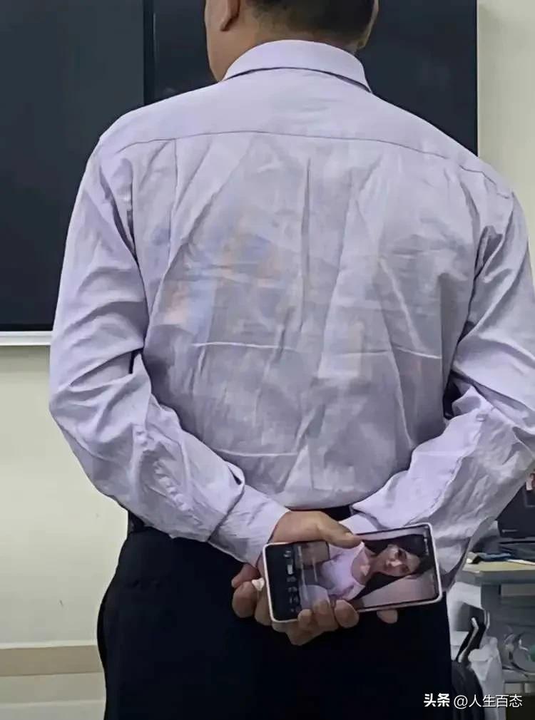晚自习，班主任来教室查课，手机屏幕忘记关了[捂脸]
