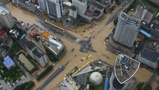 台风 "沙德尔" 三登福建！福州街头淹成这样，车辆全泡水
