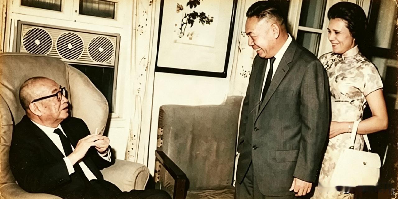 1966年孔祥熙85岁大寿，蒋经国带夫人含笑鞠躬拜寿，孔祥熙翘腿抽烟端坐受礼。表