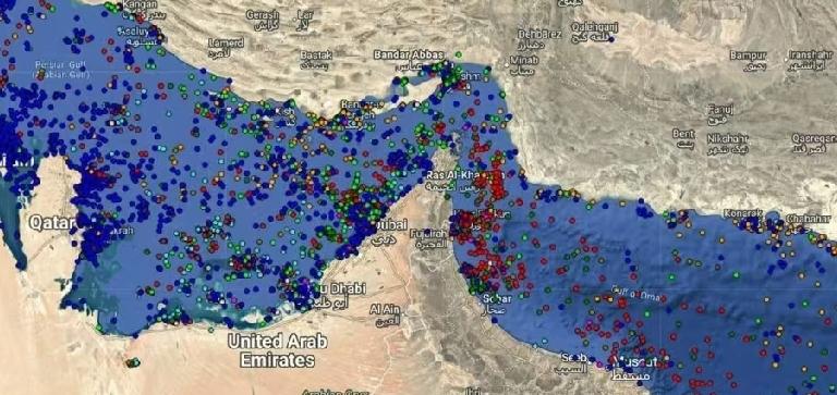 霍尔木兹海峡真关了，美以空袭刚完，伊朗说封就封。

不是喊话，是实打实卡死。2月