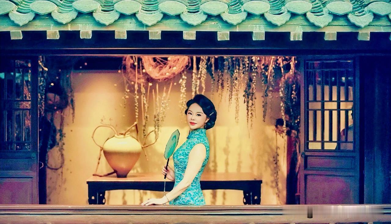 下联：曲径回廊团扇香
上联：有请雅士[玫瑰][玫瑰][玫瑰]
