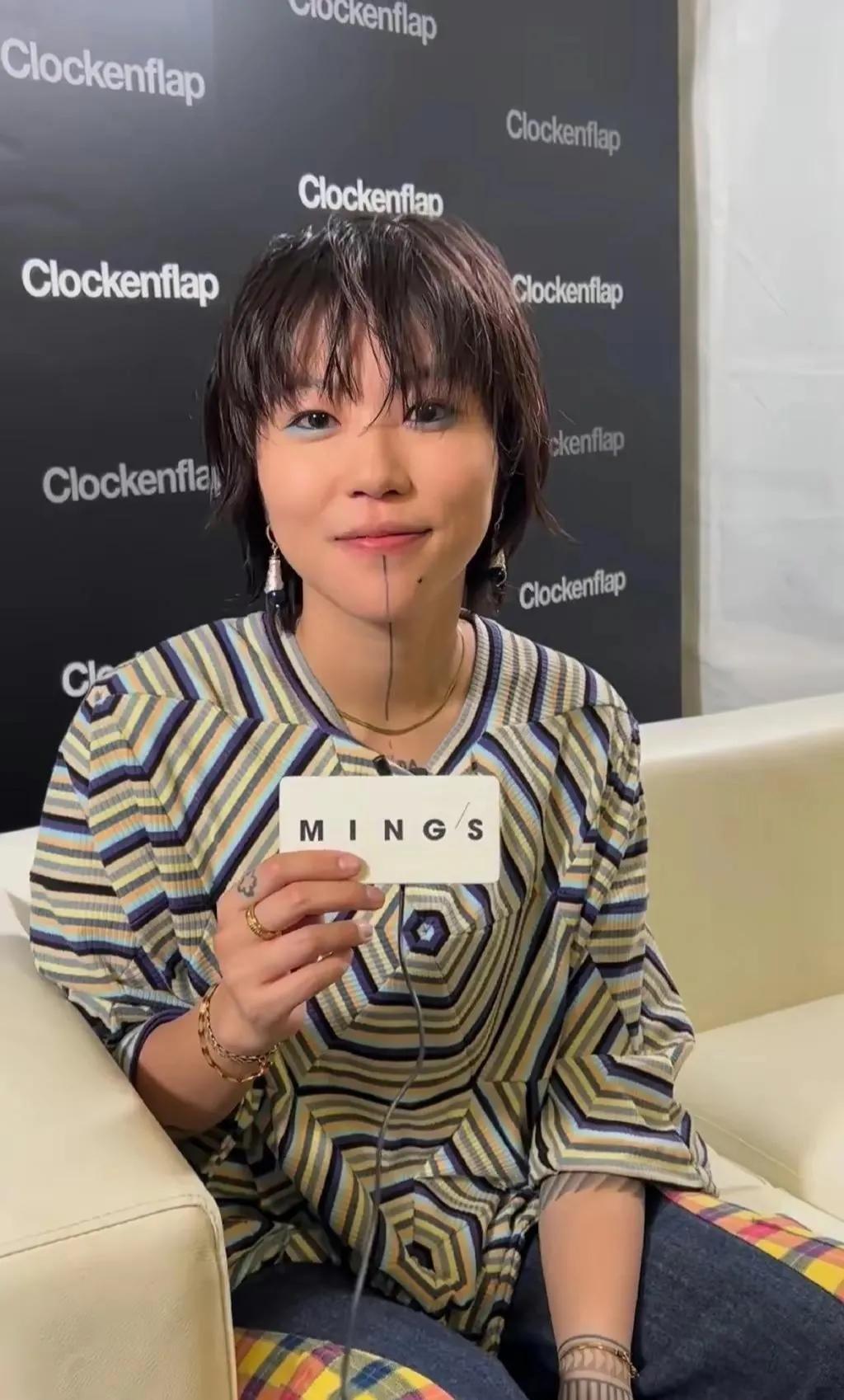 近日，王菲的长女窦靖童现身香港音乐节，她以一头清爽利落的短发造型，搭配蓝色烟熏眼