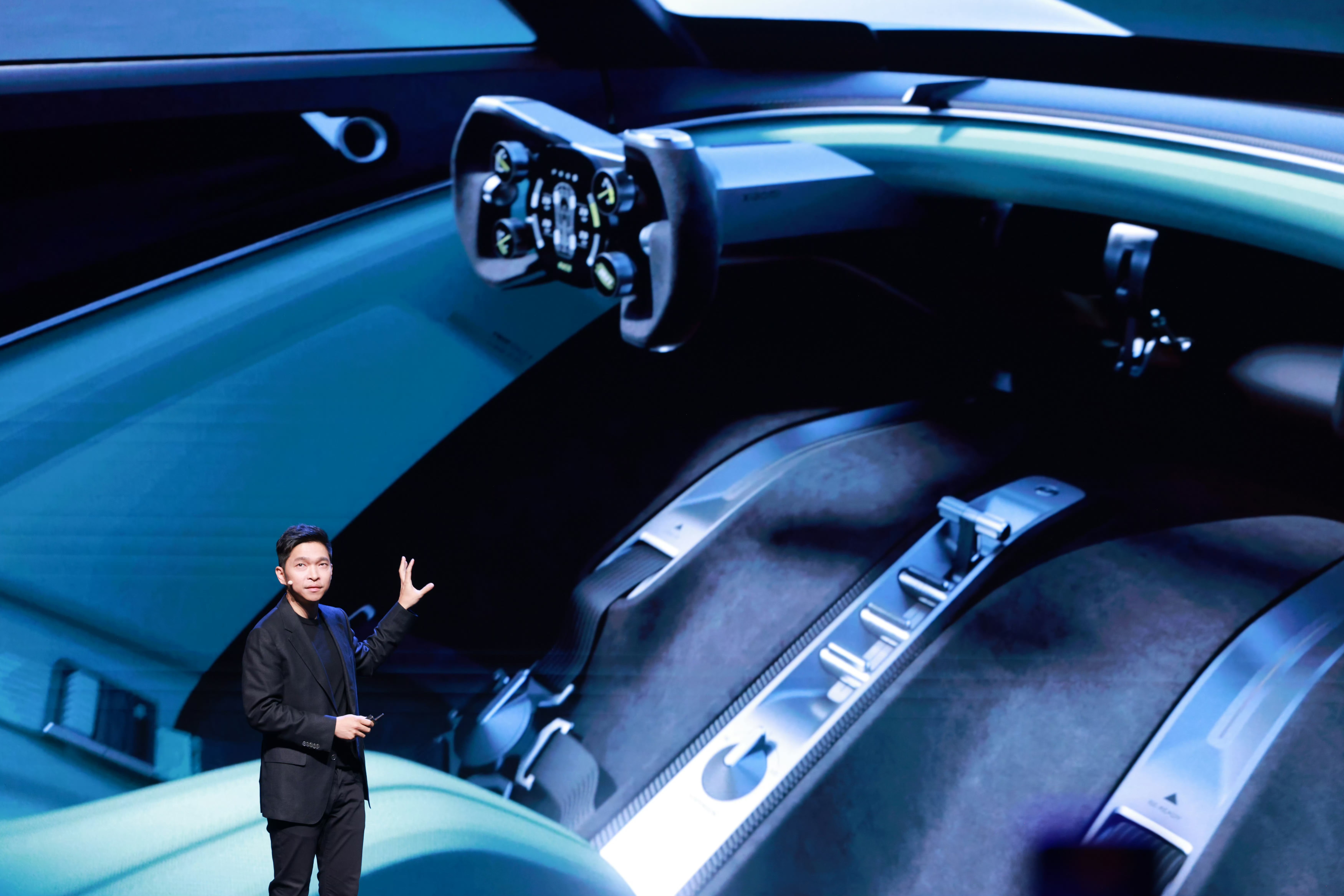 在直播中分享了主讲发布会的感受，站上台就像在讲述设计团队的心路历程，虽然很紧张、