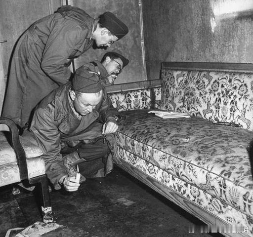 1945年希特勒自杀后地堡内外场景 