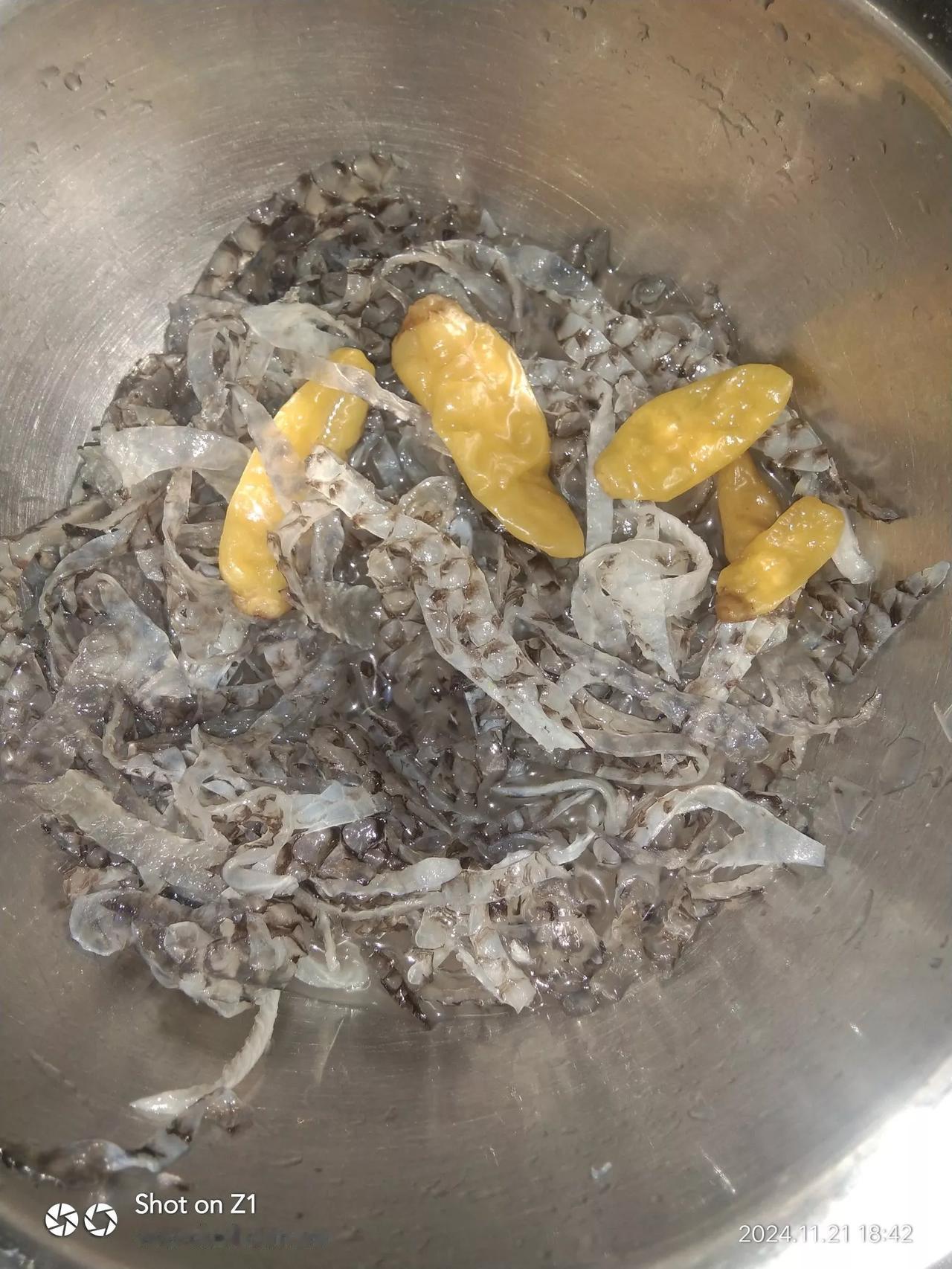 海味珍馐，鲜美满碗。泡椒鱼皮。这个可好吃了！