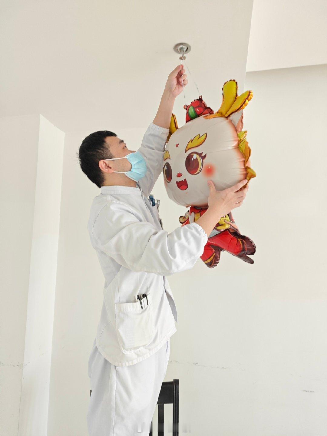 宁波男护士15年坚守守护病患 宁波大学附属康宁医院精神科男护士金建刚，已在岗位坚