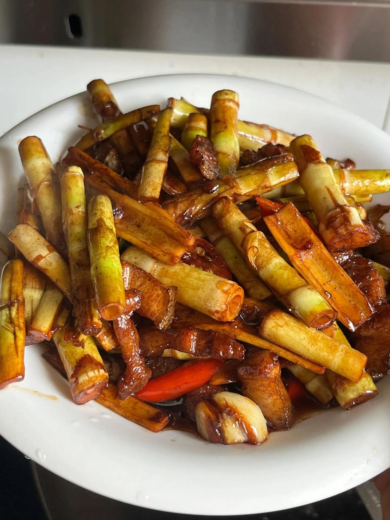 朋友尝了一口说，这玩意比肉还香！
      特别喜欢油焖的菜系~比如油焖笋!这