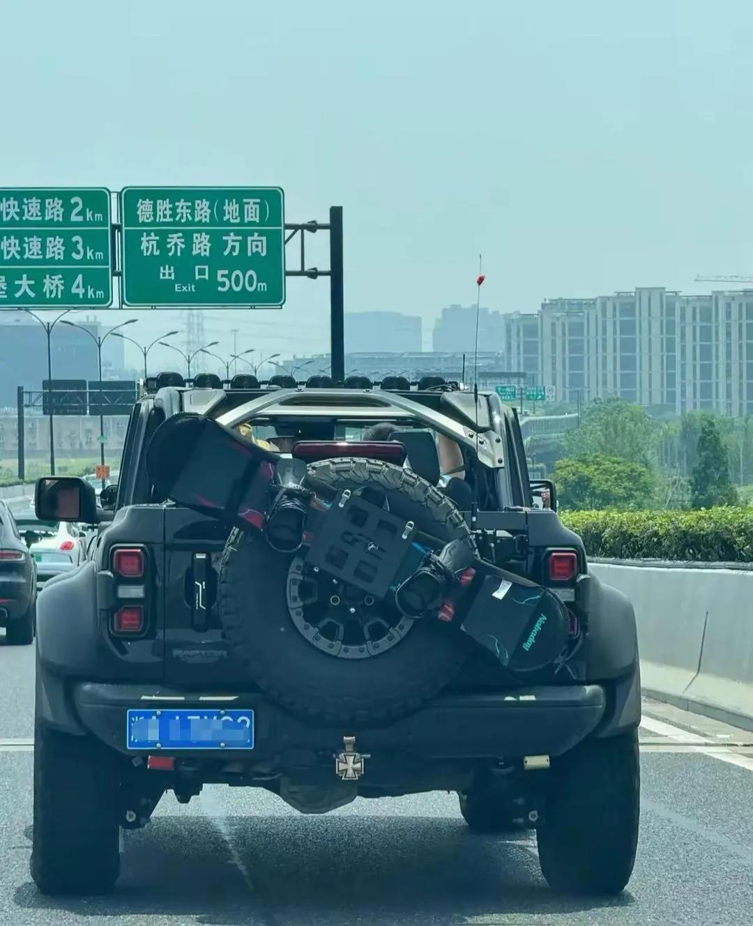 大玩具福特烈马，行走江湖的大汉！这玩意估计十个油都不止。
 #汽车知识# #汽车