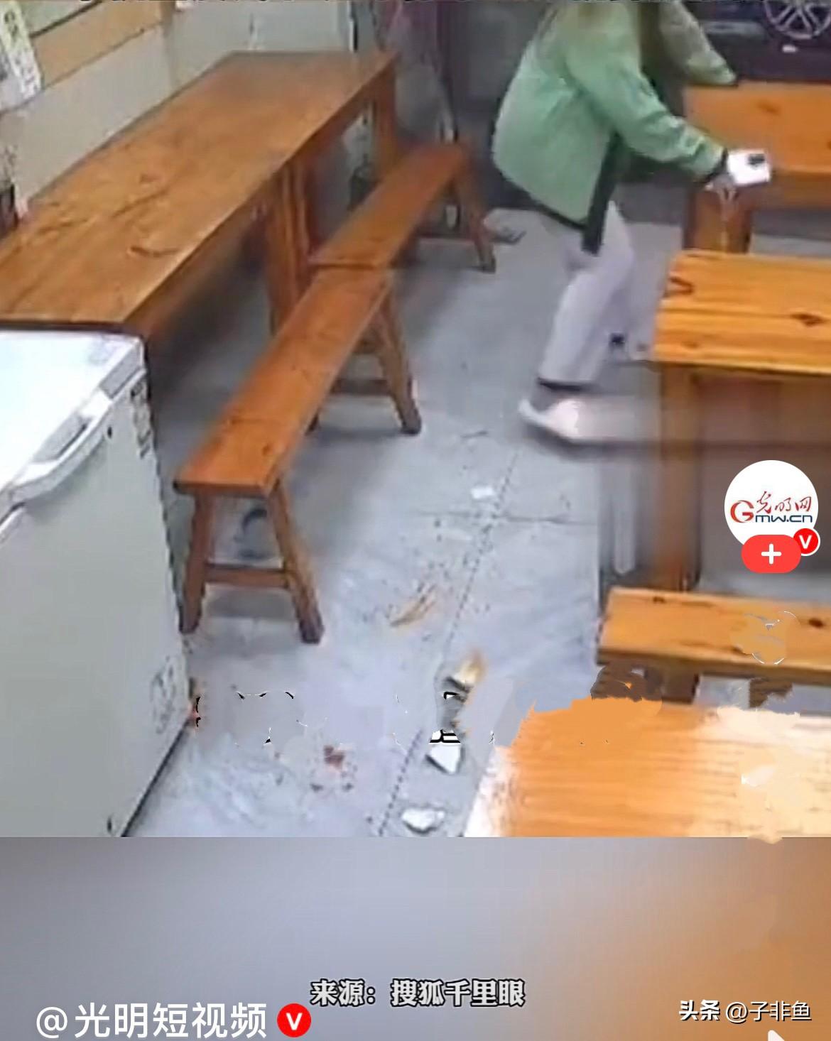 近日，江西赣江一女子穿着拖鞋来到一家店铺，问店铺老板曾女士Wifi密码是多少，曾