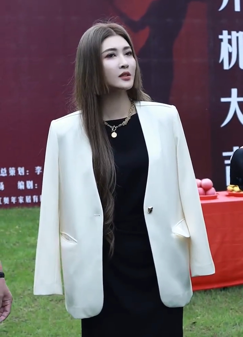 #李彩桦去拍短剧了#现在的短剧和前几年的直播情况有点像，或许会是知名度还可以但并