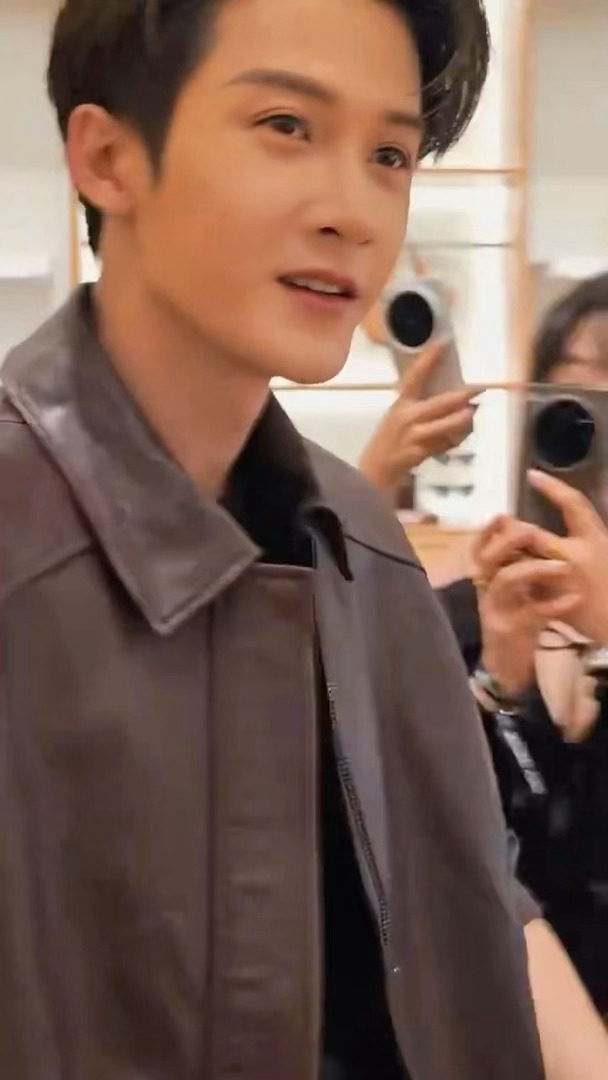檀健次木质调早秋穿搭檀健次突然近距离一身复古棕皮衣演绎木质调早秋穿搭，檀健次线下