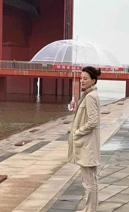 淡出公众视野的前“央视一姐”董卿现身街头，一身米色风衣长裤，丸子头，平底鞋，整个