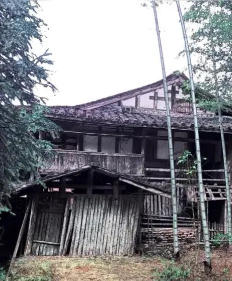 方圆天地，为头条联友对联：
残门锈锁封旧梦，
野渡荒居念前情。