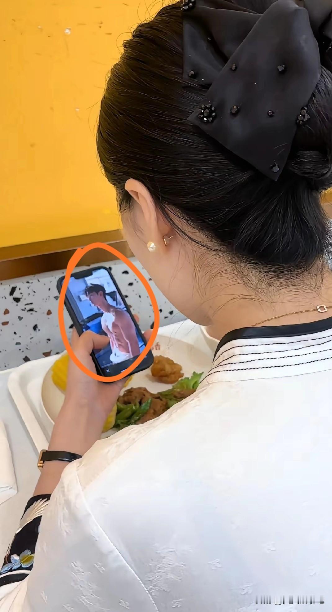 其实女人和男人一样都好色，
别看美女打扮得精巧标致，
在人面前装得人模人样，
私