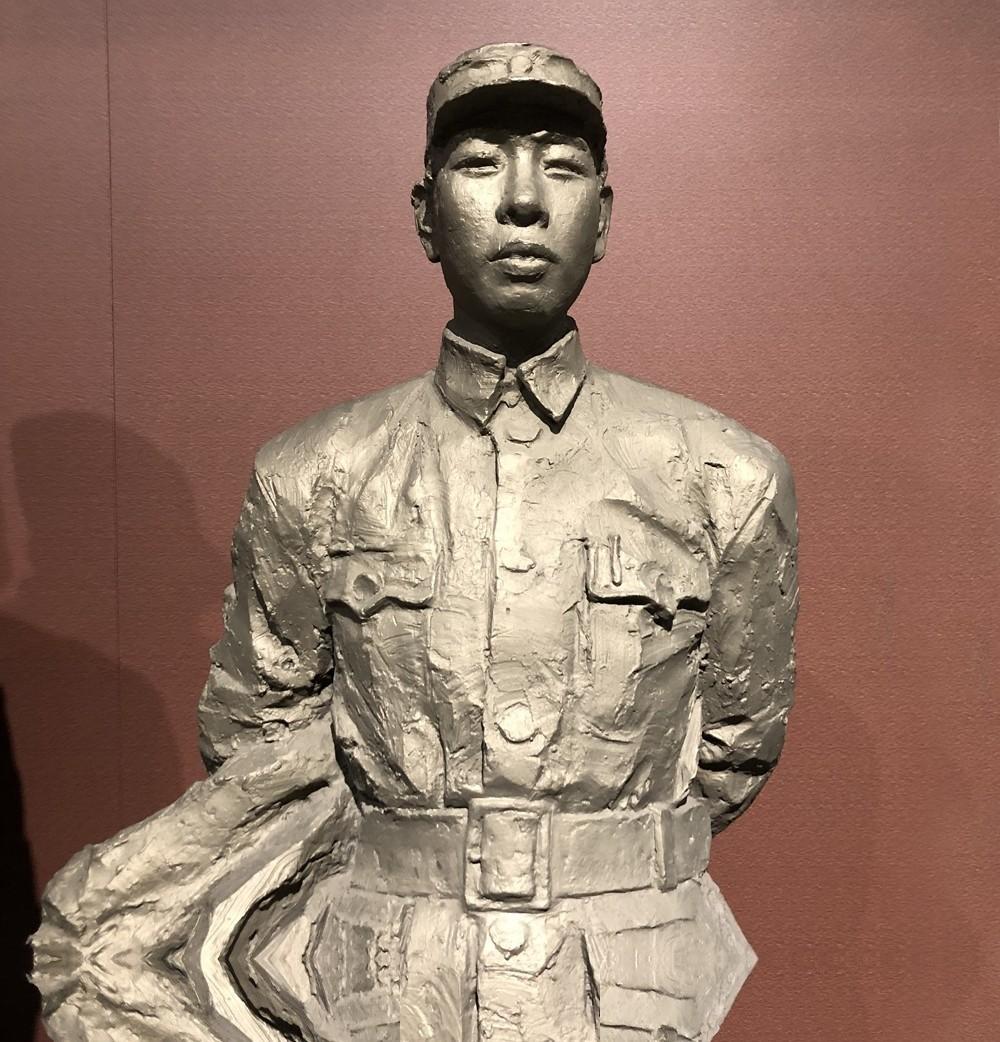 1941年，一个卖油郎问：“村里住多少八路？”小孩不假思索，脱口而出：“七八个！