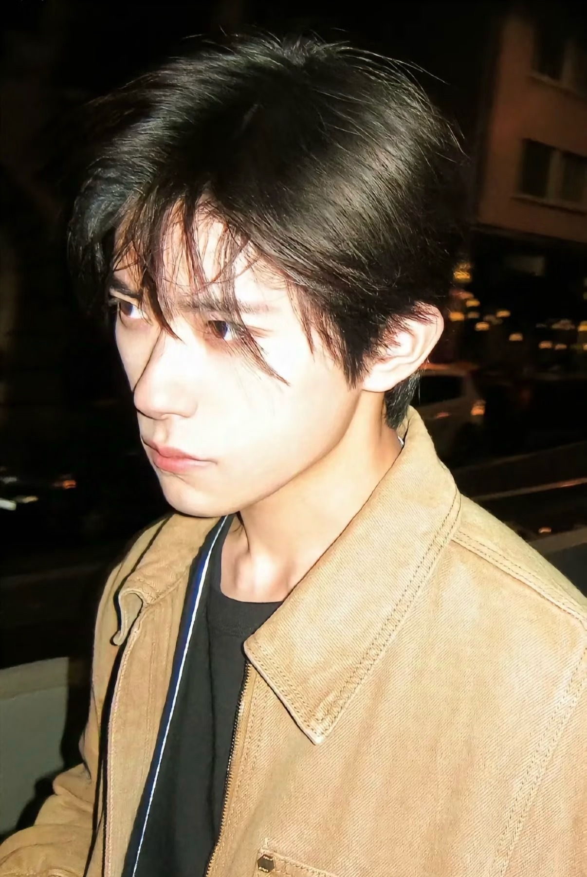 易烊千玺脸和手臂色差帅就一个字 