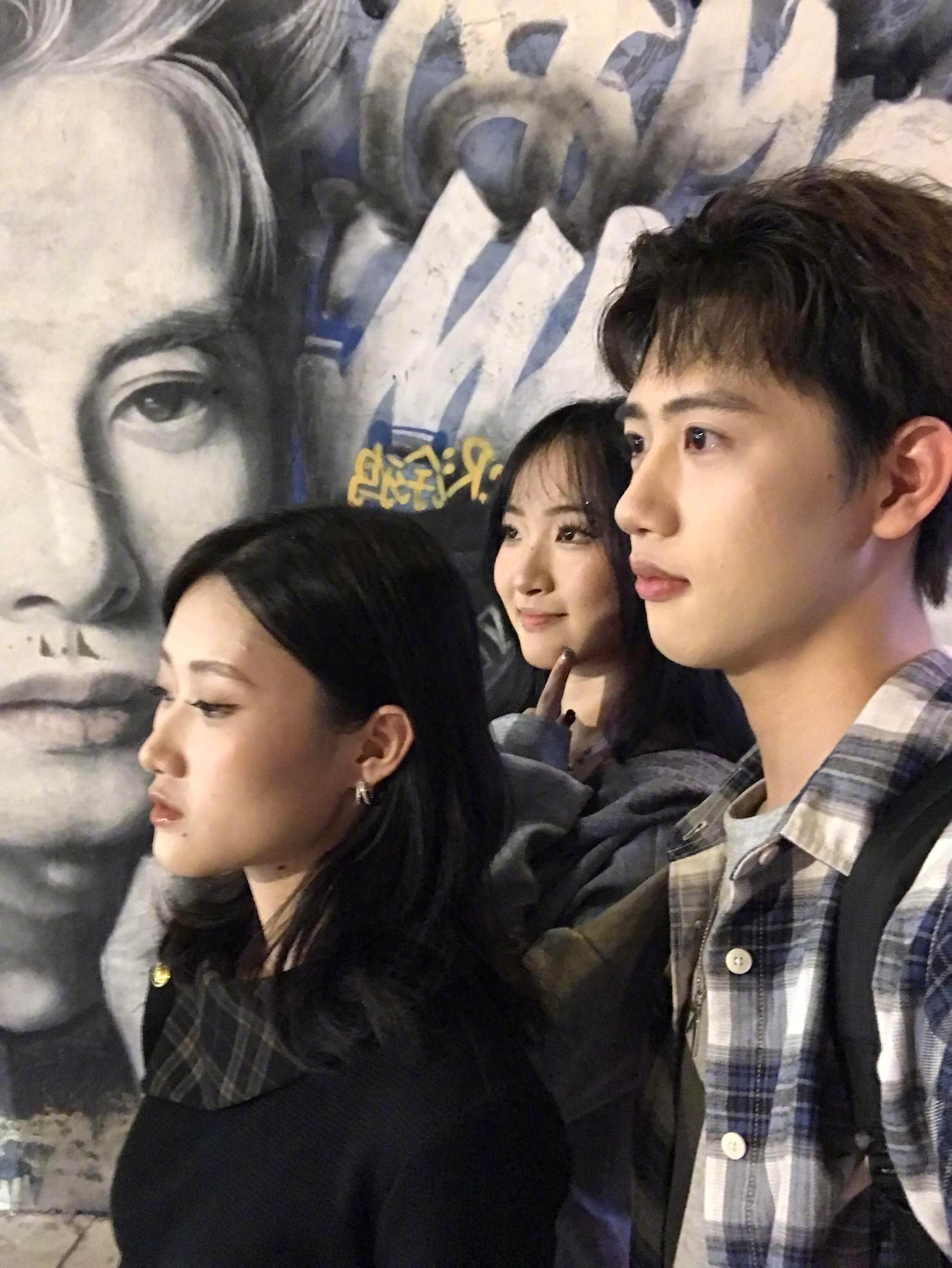 朋友说我的眼神实在是太坚定了！来打卡渔人码头的涂鸦墙了王嘉尔这面墙好帅 wjr你