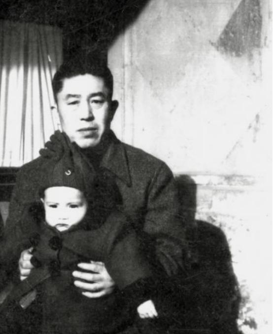 1952年6月，郑洞国被任命为水利部参事，欲举家北上，妻子陈碧莲却不愿从，理由是