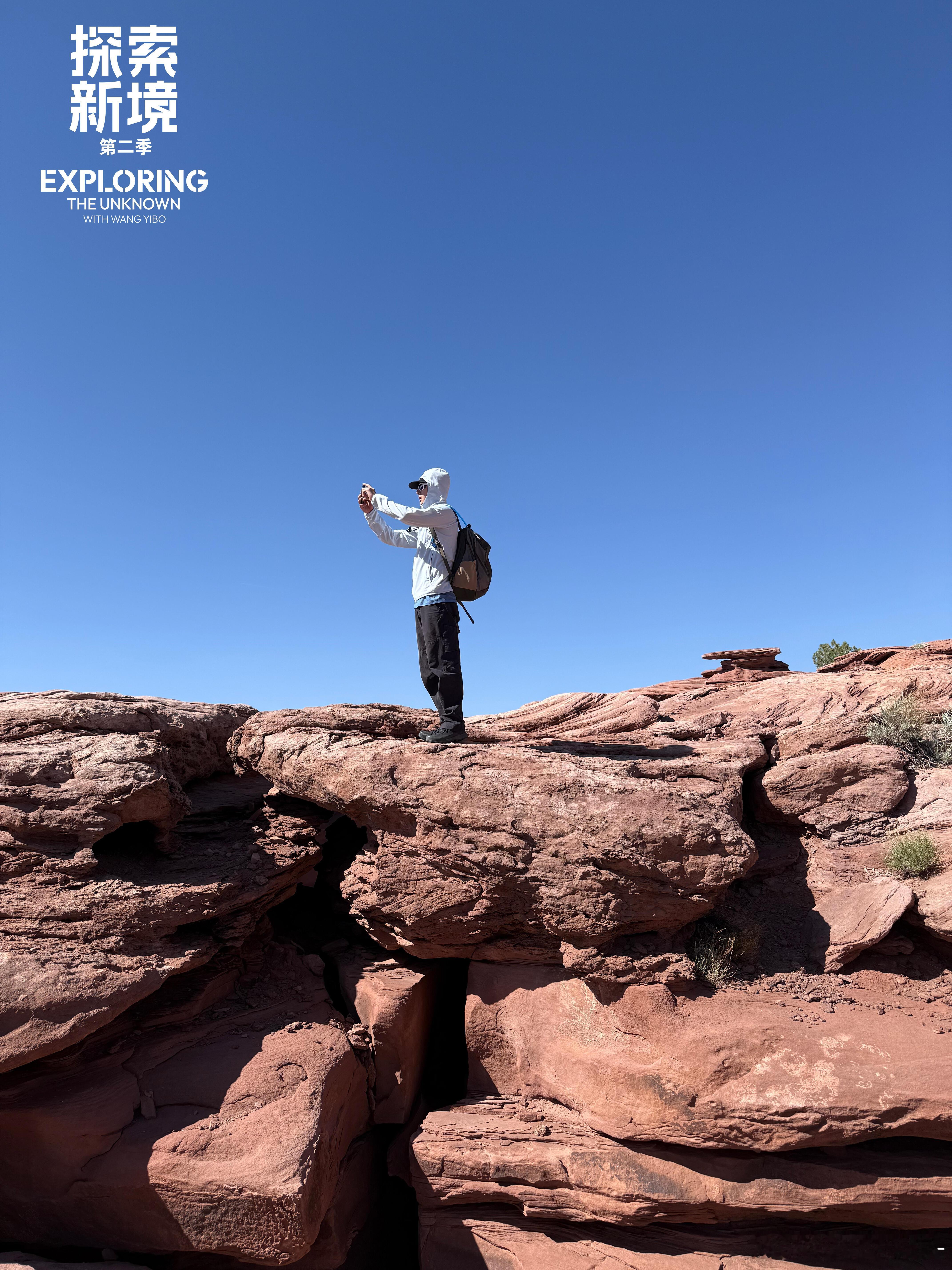 卧槽 王一博和我们一样外出第一件事 先拍照耶耶耶 尤其是第一张 鼻子好顶 父亲级