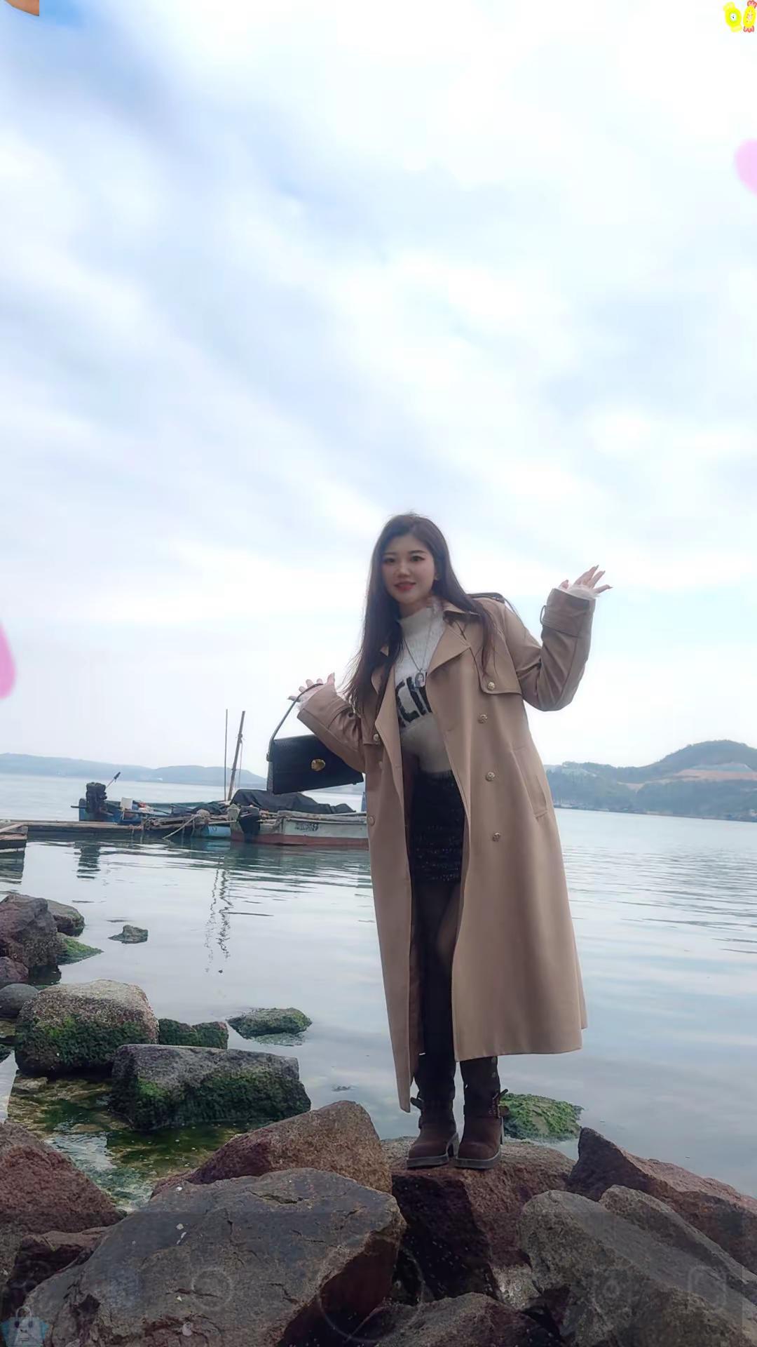 曾经多么渴望被遮风挡雨的人，最后都学会了独自一个人撑伞！人人都想要真诚和偏爱，可