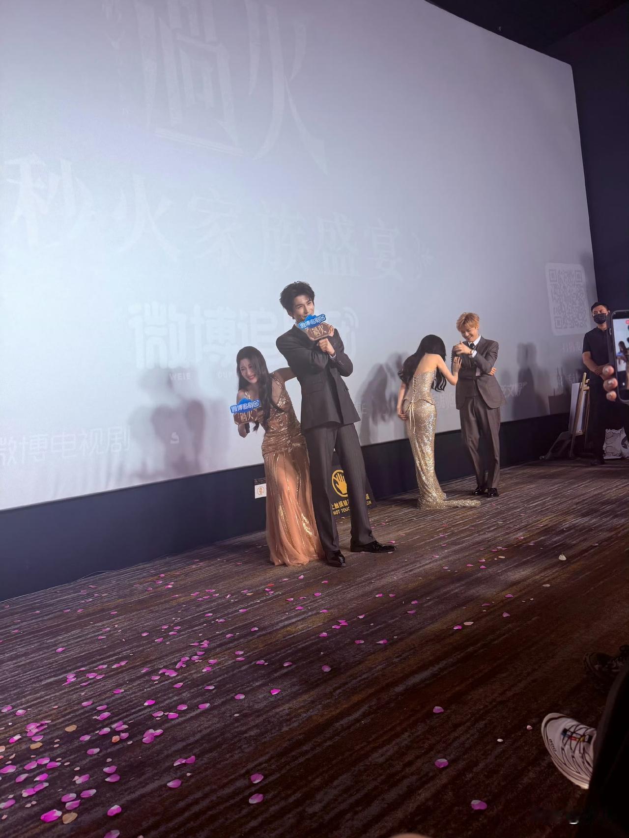 陈妍希追星张凌赫


张凌赫确实太帅气啦！很多女明星都喜欢呢？陈妍希喜欢得不得了