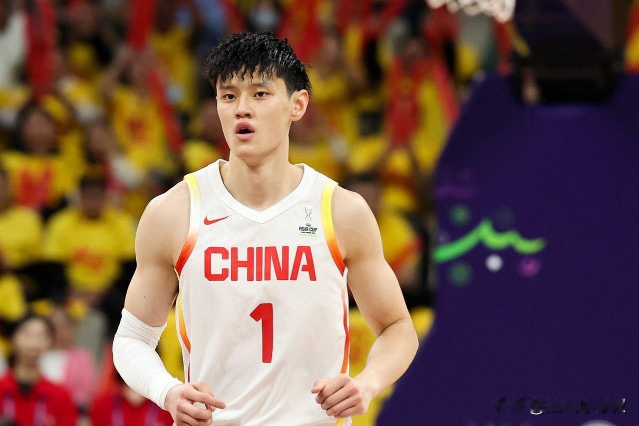 据博主消息，本周五男篮大概率就要去西班牙拉练啦，队长是赵睿，他得带着兄弟们在西班