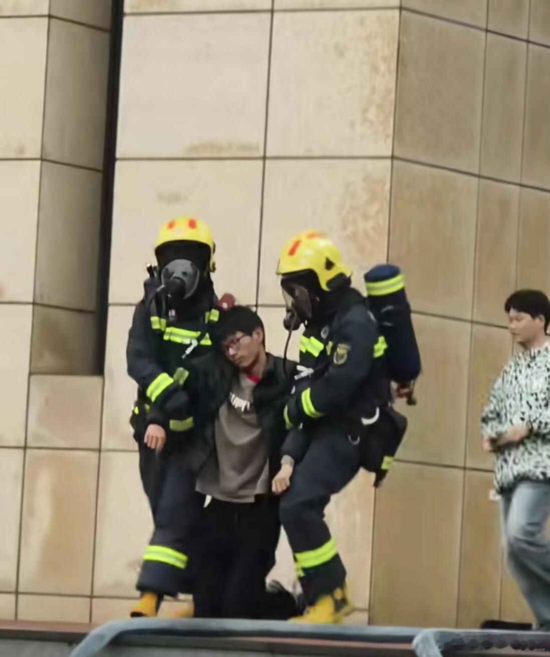 没放大图片看以为是李行亮被麦琳气晕过去了… 