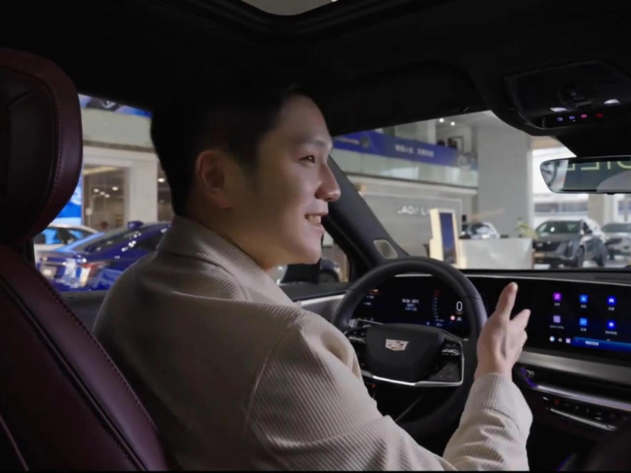 谁不想拥有东哥的同款语音和车型呢，凯迪拉克成功男人的标配，奋斗者的精神，就只为凯