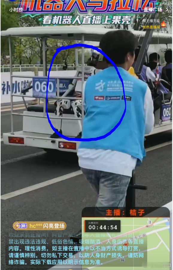 300个机器人跑半马 半马直播是真的有意思，尤其是机器人半马。每个机器人后面都跟