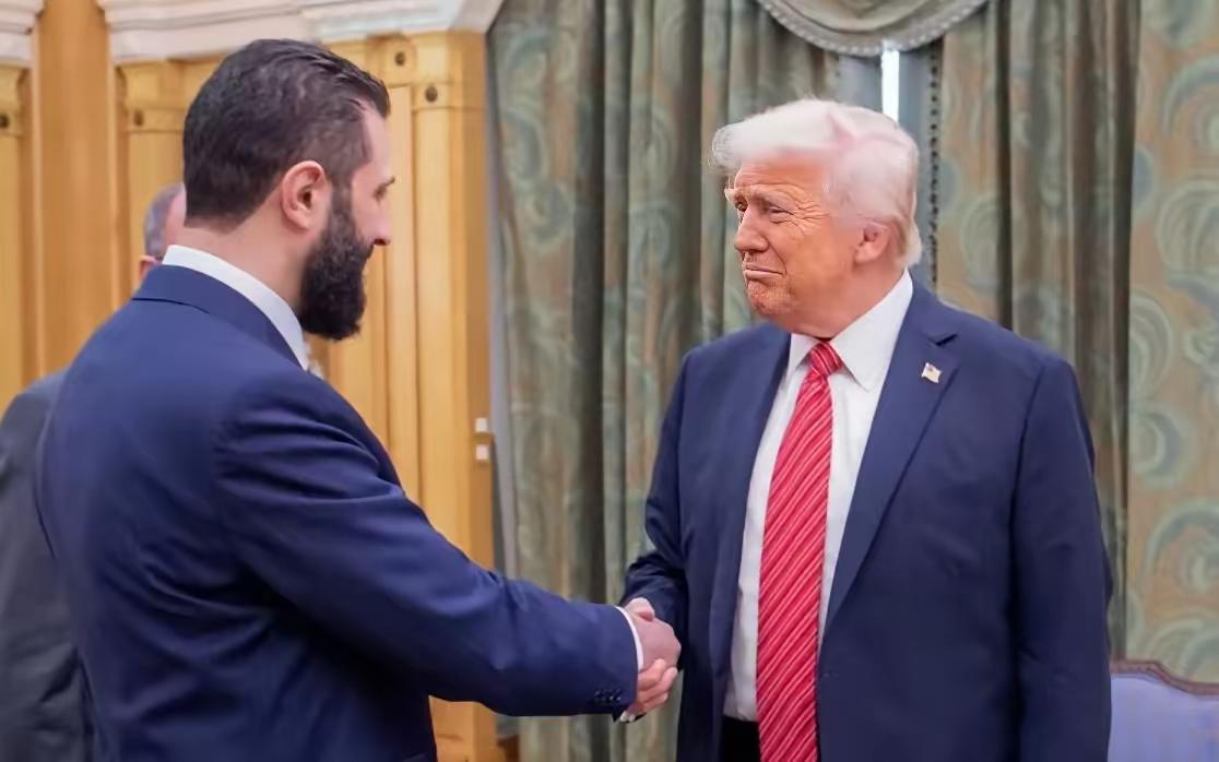 叙利亚总统沙拉（朱拉尼）已经到达美国，受到热烈欢迎，白宫外一群叙利亚裔聚集庆祝。