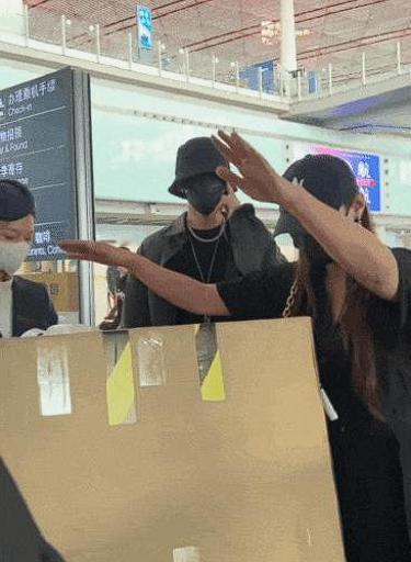 你有什么特权？青岛机场大楼里，网友在乘电梯时偶遇某明星，竟然被保安清理出电梯，让