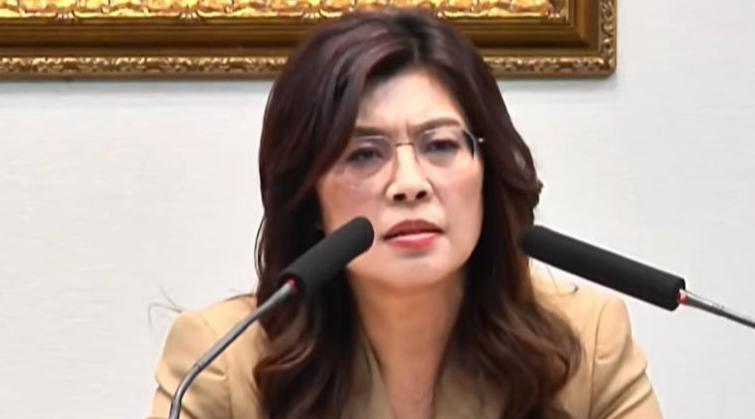 台湾女生三连问击穿郑丽文； 1，港澳收复回归的时候没有让港澳民众投票同意回归。 