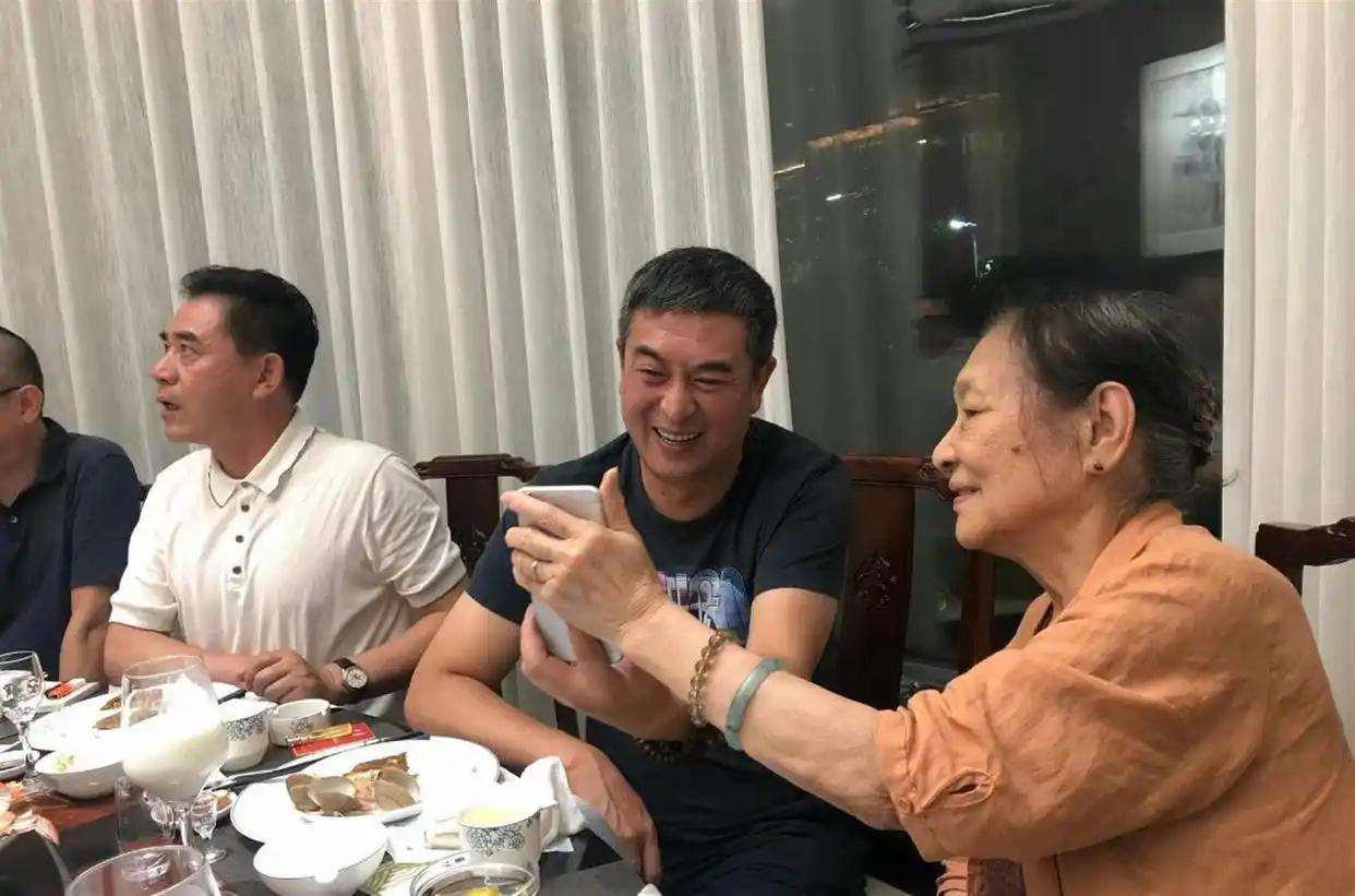 近日，陈宝国、张嘉益与李苒苒等人聚餐的画面。

91岁的李苒苒曾是北电教授，很多