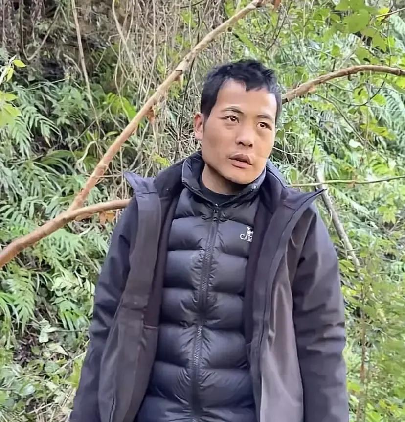 刀疤哥在直播里把刚穿一天的赞助鞋脱下来，鞋底磨得发白，他直接说太软抓地差，差点让