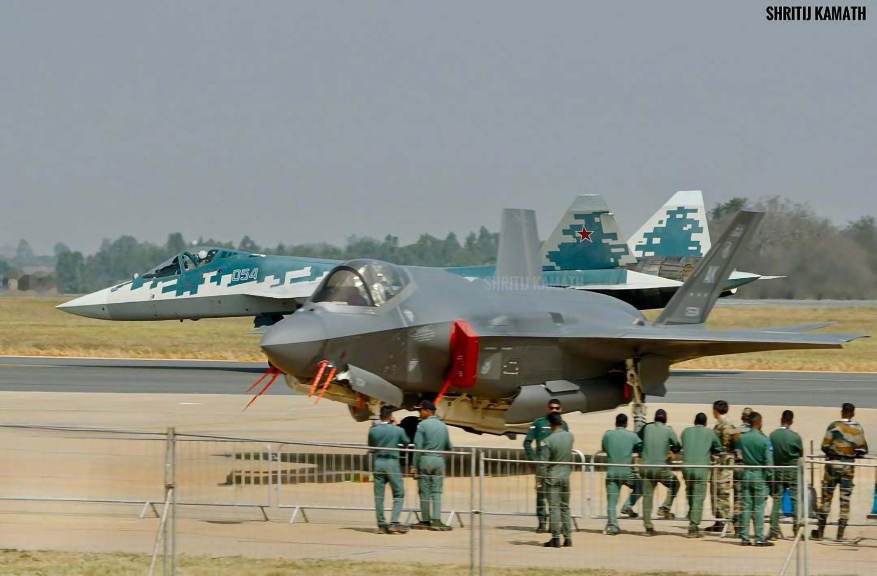 F-35与苏-57首次同框对比，真不愧一个“肥电”、一个“拍扁的侧卫”！在正在进