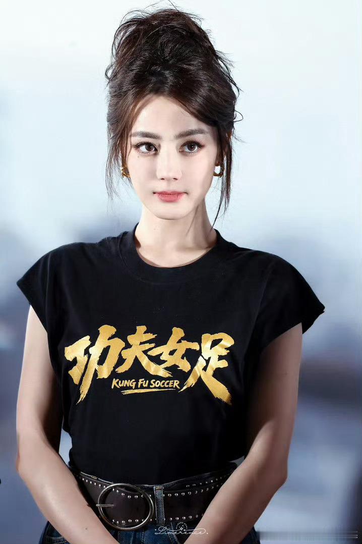 迪丽热巴来了天津也得盘头粉丝和路人都在笑称“热巴到了天津也逃不掉盘头”，有人解释