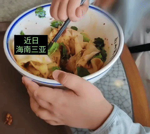 一位游客吐槽三亚某景区，50元一碗的油泼面根本吃不饱，就是一个碗底，小孩都吃不饱