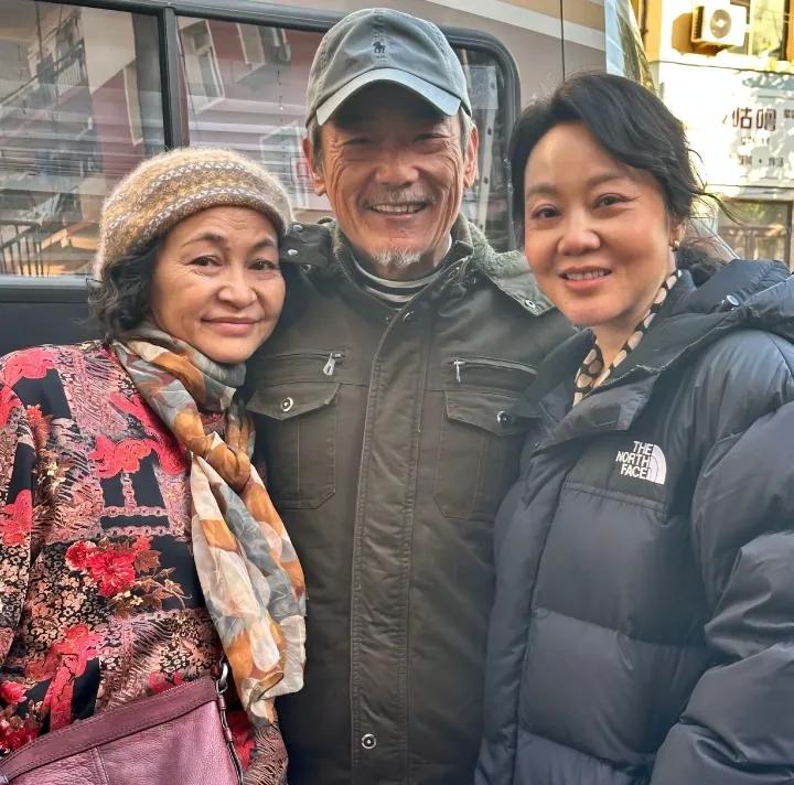 闫妮最近回了趟老家蓝田汤峪尖角。这地方以前鲜有人知，现在突然冒出个大明星，村口都