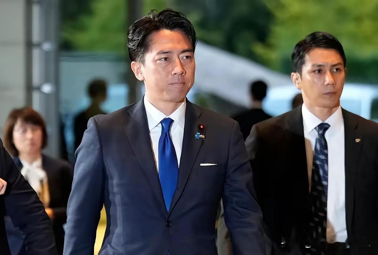 有其父必有其子！

“日本战败日”当天，高市内阁防长小泉进次郎公然参拜靖国神社，