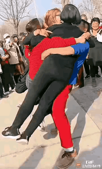 我去！我滴那个神勒！这不服都不行。
风是秋后爽，人是老来骚。这帮大爷大妈这是棒棒