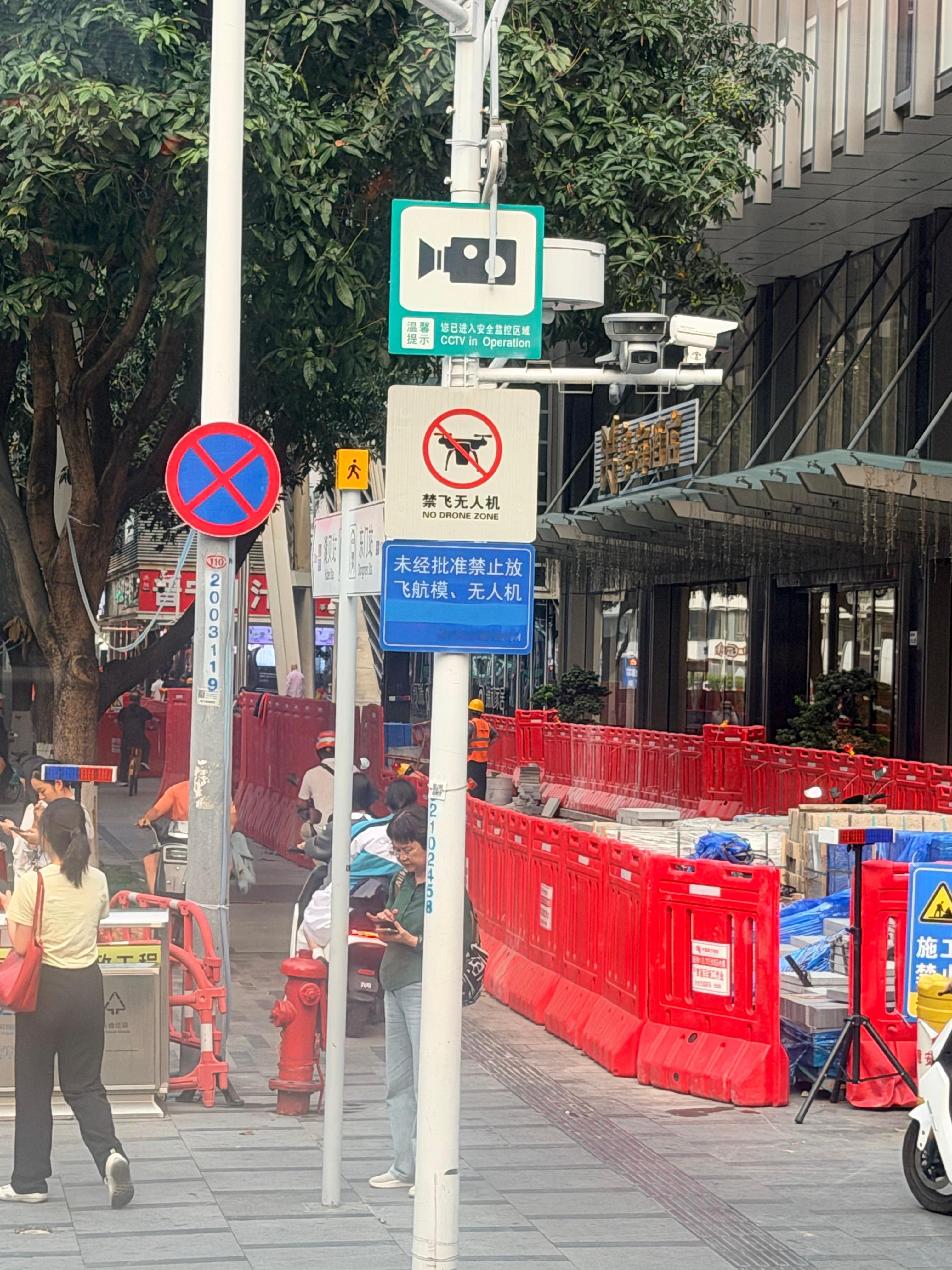 每次来深圳总能见识到特别的东西，比如下面这个位置。 深圳·亚洲商业大厦