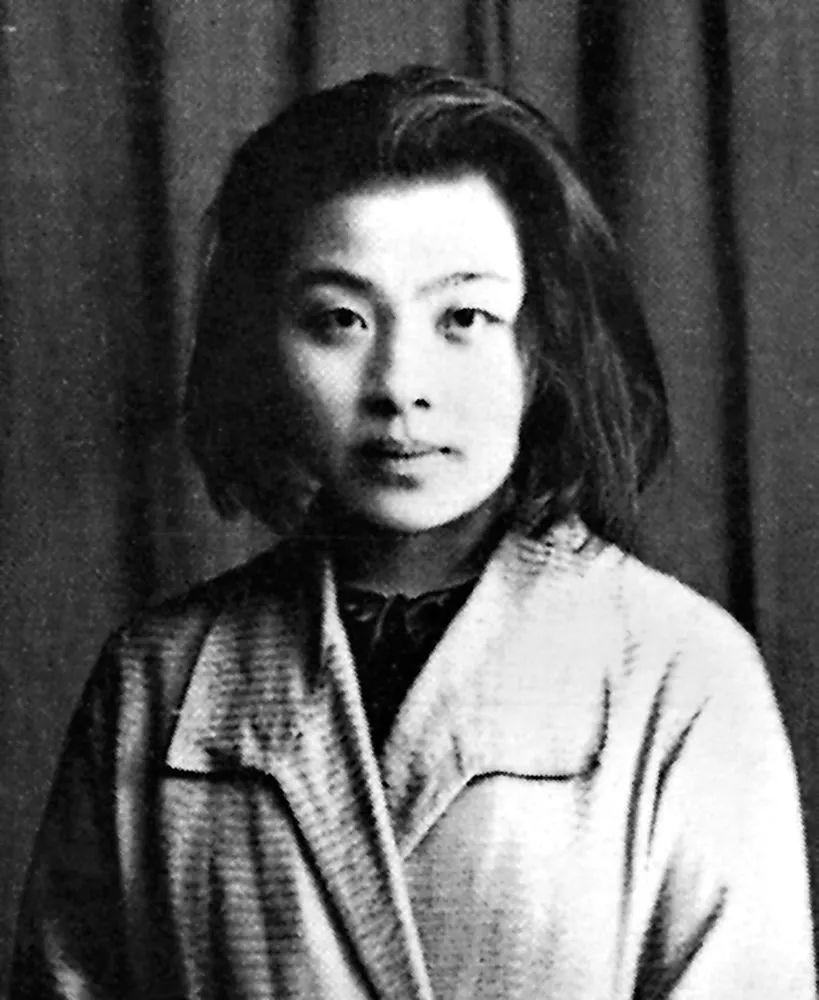 女作家，丁玲，一到延安，就成立了宣传队，跨过黄河，奔赴了抗日前线，也就在此时，她