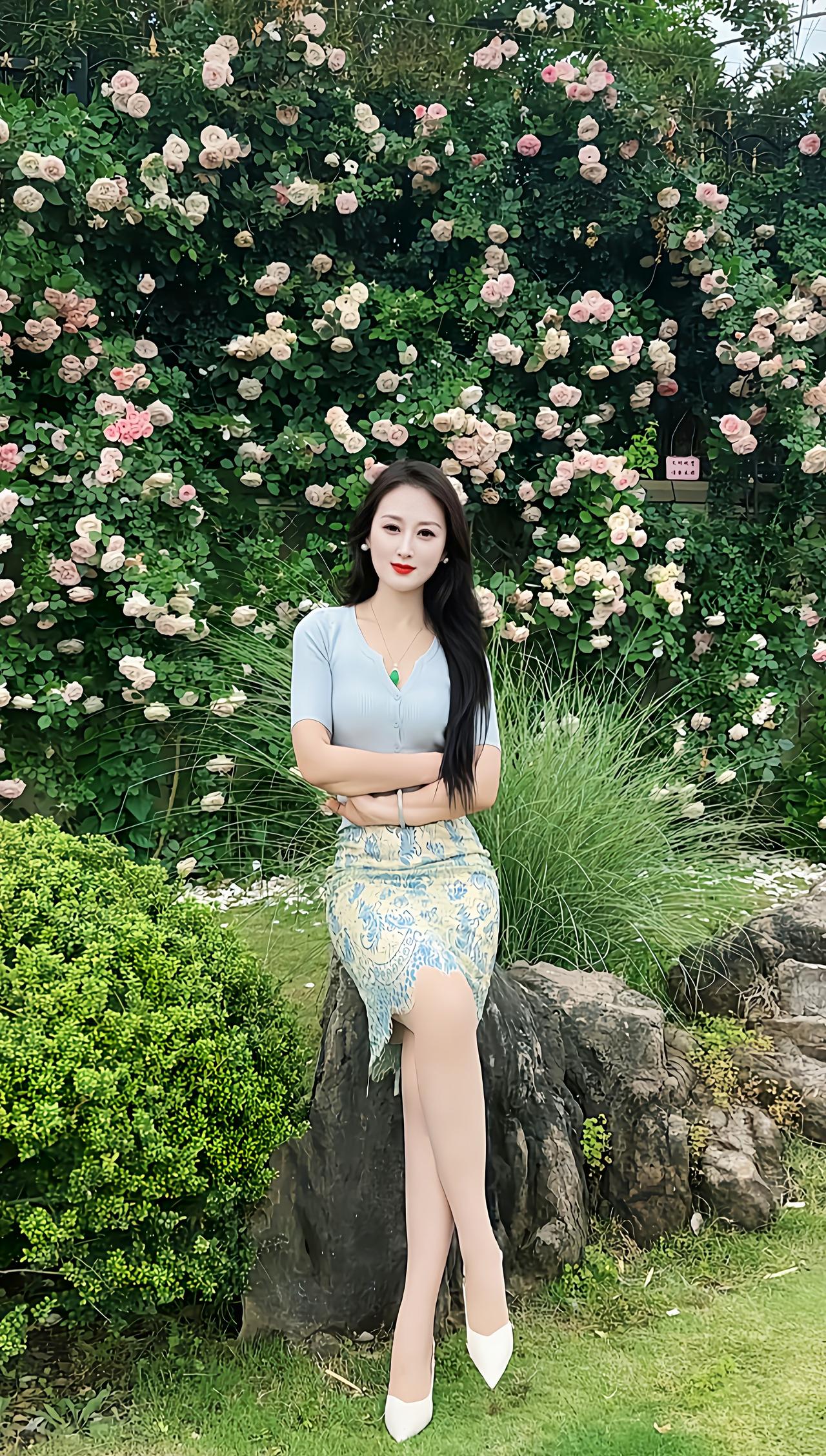 优雅花丛中的时尚穿搭，绽放自然之美！🌸💃