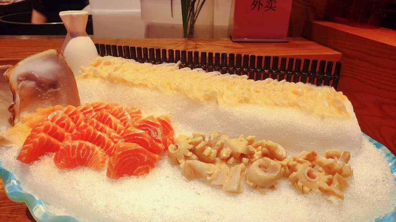 寿司拼盘看起来好美味，色香味俱全。