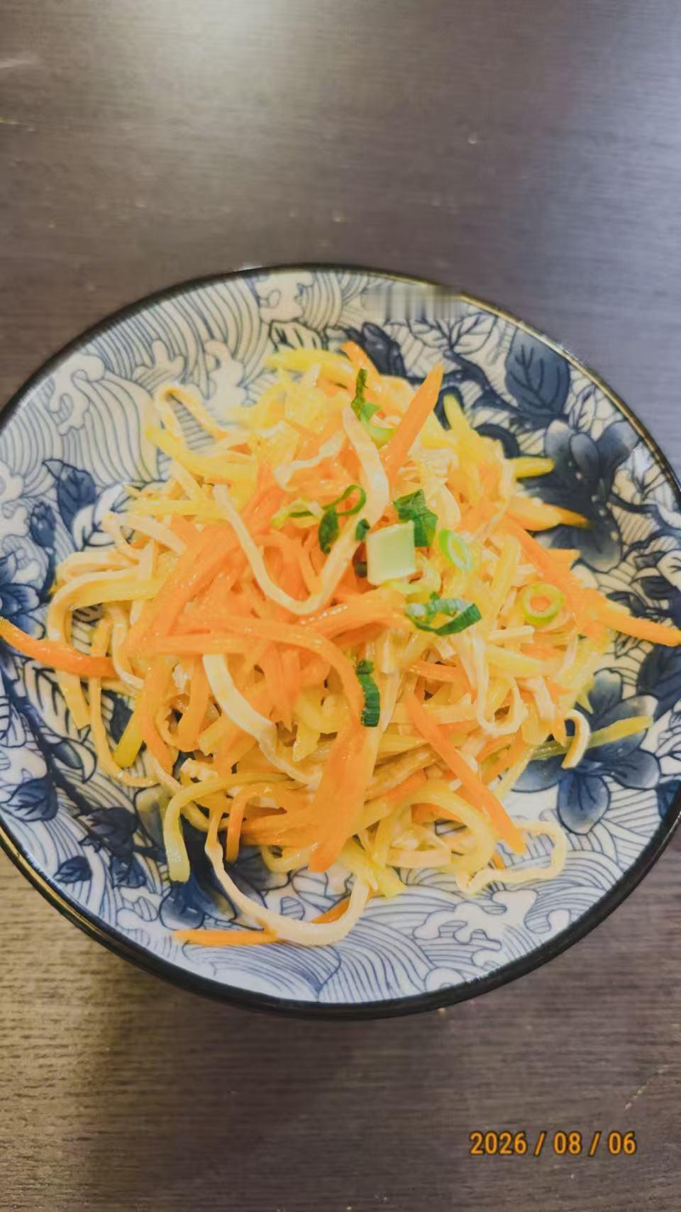 日子缓缓，山河漫漫。不必追赶世俗的喧嚣，允许自己在烟火里慢下来。风会捎来温柔，月