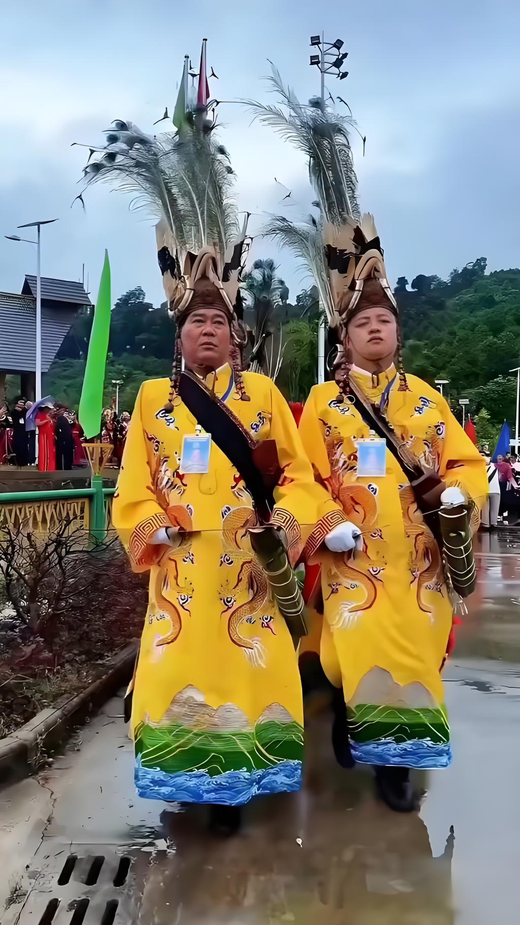 最近很迷《目瑙情歌》，从视频软件里看到它，听了很多遍。喜欢民族风格的音乐，仿佛看