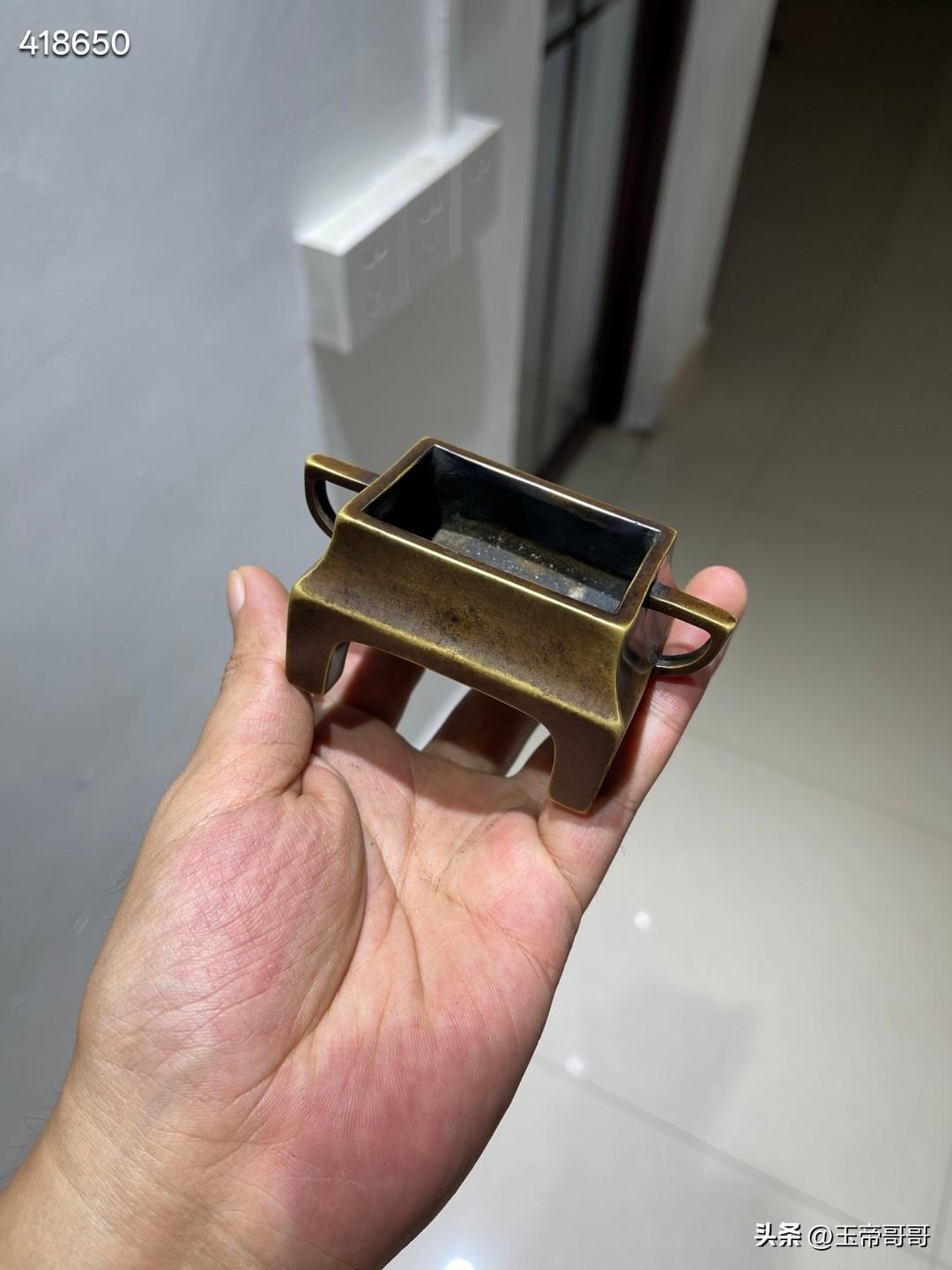 清 宣德年制款铜台几式琴炉

规格：长9.3cm，宽5cm，高4.3cm，重31