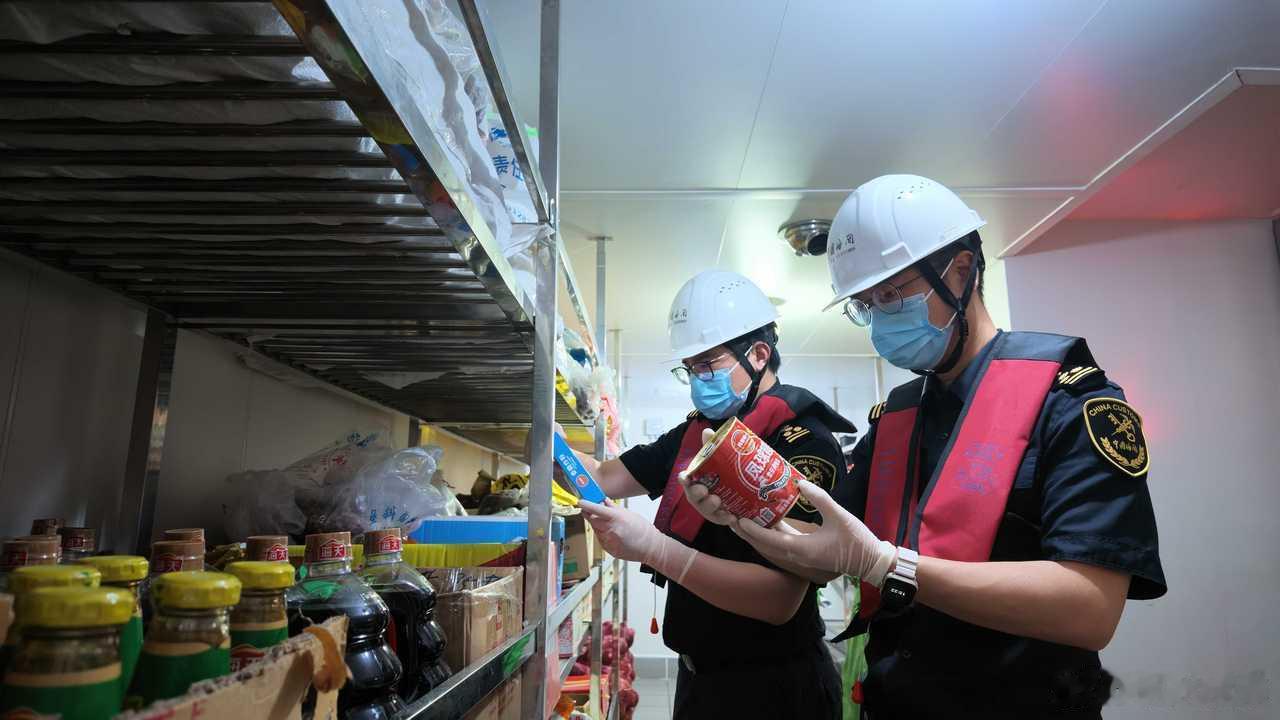 宁波舟山港开启冰上丝路绿色首航 9月15日，“海杰马鞍山”轮完成LNG加注，从宁