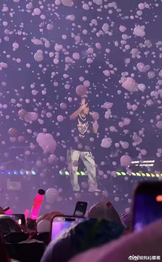 周杰伦演唱会顶级舞美周杰伦演唱会已经卷成这样了 谁能想到现在演唱会舞美已经卷成这